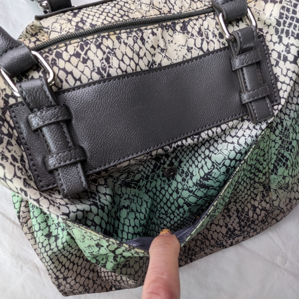 ☀️Simply Vera Wang shoulder bag green white snake fabric print - Picture 12 of 17